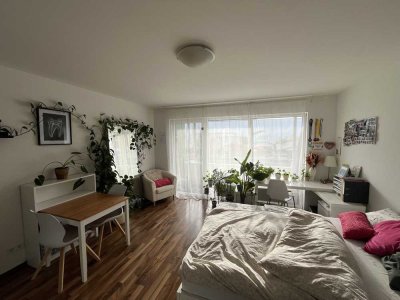 Lichtdurchflutete Einzimmerwohnung mit Küche, Keller und optionalem Stellplatz