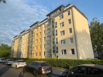 Einziehen & genießen: Frisch sanierte 3-Raumwohnung mit Balkon im Grünen