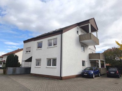 helle zwei Zimmer Wohnung mit Stellplatz