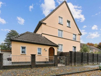 teilsaniertes Zweifamilienhaus auf großem Grundstück mit zwei Garagen in Duisburg-Walsum-Vierlinden