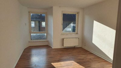 Helle 2-Zimmer-Wohnung mit Balkon, EBK & Carport in ruhiger Lage