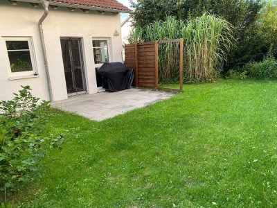 Modernisierte Terrassenwohnung mit zwei Zimmern,eigenem GARTEN und EBK in Achstetten