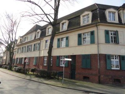 Sehr schöne 2-Zimmer-Altbauwohnung mit Einbauküche und Laminat!!!