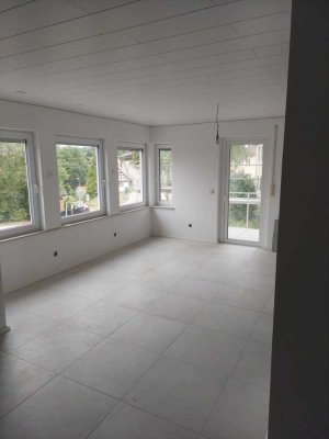 Vollständig renovierte 3-Raum-Wohnung mit Balkon und Einbauküche in Künzelsau