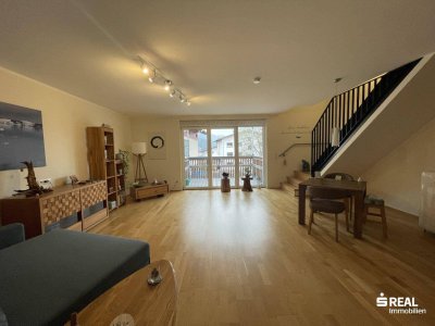 Modernes Wohngefühl auf zwei Ebenen – neuwertige Maisonette-Wohnung mit Balkon und traumhaftem Ausblick in Bad Häring