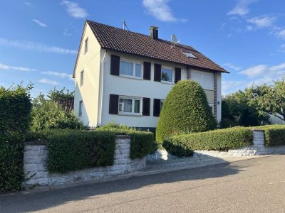 2-Familienwohnhaus mit Garage, ausgeb. DG, geeignet für Büro o. Hobby in ruhiger Wohnl. u. Garten.