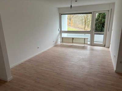 Erstbezug nach Kernsanierung: Helle 3-Zimmer-Souterrain-Wohnung mit Balkon