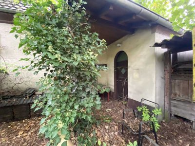 Vergessenes Einfamilienhaus für "mutige Handwerker" - ganz nah an Airport Köln-Wahn.