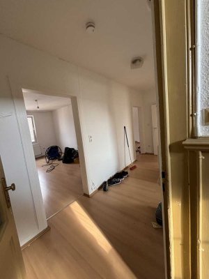 Sanierte Wohnung mit drei Zimmern und Balkon in Offenbach