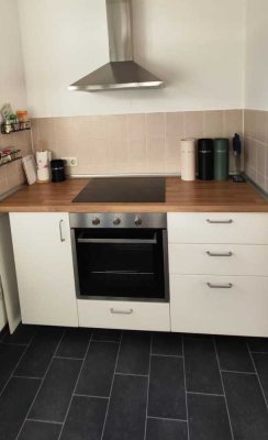* UNIWOHNGEBIET * EBK Abstand 700 EUR * schöner Balkon * ruhige Lage * AB 01.07. * maximal 2 Persone