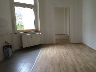 Schöne 2 Zimmer Altbau-Wohnung in Essen, große Wohnküche mit neuer Einbauküche, neues Tgl.- Bad,