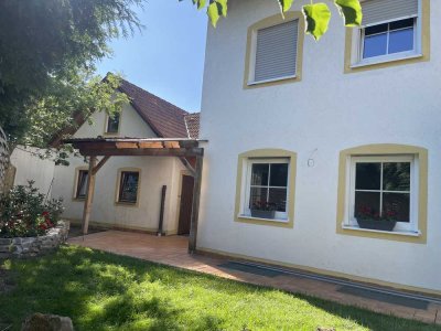 Kernsanierte Erdgeschosswohnung mit Garten und neuer EBK in Vierkirchen