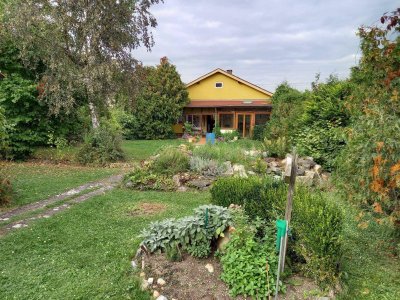 Älteres Einfamilienhaus mit Traumgarten und Biotop