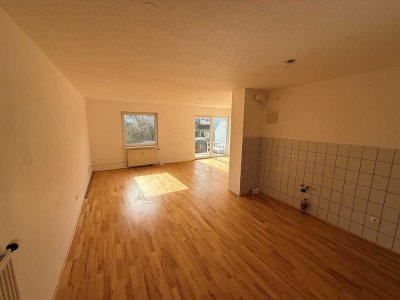 Zentral. Hell. Bezugsfertig mit Einbauküche – 2 Zimmer mit Balkon im Herzen der Stadt