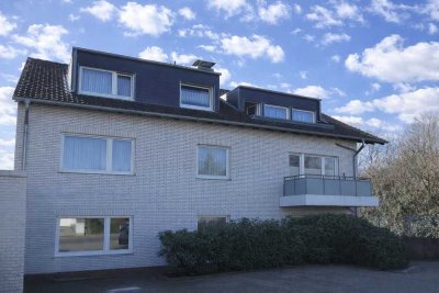 Modernisierte 2-Zimmer-Dachgeschoss-Wohnung mit Einbauküche und Balkon