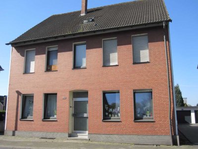 Freistehendes 3 Familienhaus, 3 Garagen, 1 Carport, ca. 220 m² Wfl., + 1935 m² Grundstück.