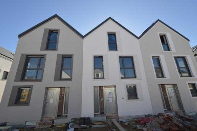 Neubau! Erstbezug! 2 Reiheneckhäuser und 1 Reihenmittelhaus mit je 5 Zi. + je 2 Bädern in Köfering