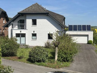 Einfamilienhaus mit ELW in gehobener Ausstattung, naturnah und mit sehr guter Infrastruktur.