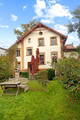 Stilvolle Mehrgenerationen-Villa mit Toskanaflair und großzügigem Garten