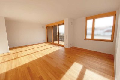 Lichtdurchflutete 3-Zi-Wohnung mit Balkon und zwei Stellplätzen