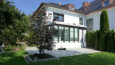 Ruhige Luxusoase: Exklusives Stadthaus mit Gartenidylle in sehr zentraler Lage