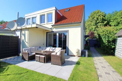 Moderne Doppelhaushälfte mit ausgebautem Dachstudio & Doppelcarport in Elmshorn