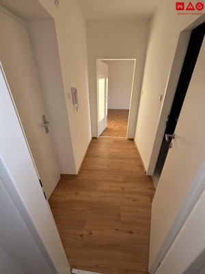 Heute einziehen und erst ab April bezahlen! Lichtdurchflutete 1-Zimmer-Wohnung mit optimaler Raumaufteilung – komfortabel, leistbar und mitten im Grünen! Mit praktischem Abstellraum, Aufzug und hellem Badezimmer!
