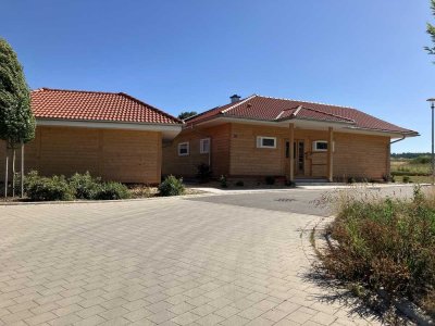 Neuwertiger Winkelbungalow in sonniger Ortsrandlage in Weiltingen