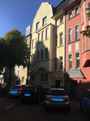 4 Zimmer Dachgeschosswohnung in Essen-Holsterhausen, renovierungs-/sanierungsbedürftig