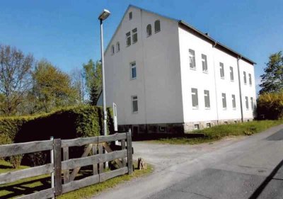 * Großzügige DG 2-Zimmer mit Wanne und Laminat in traumhafter Lage! * EBK und Garten mgl.!