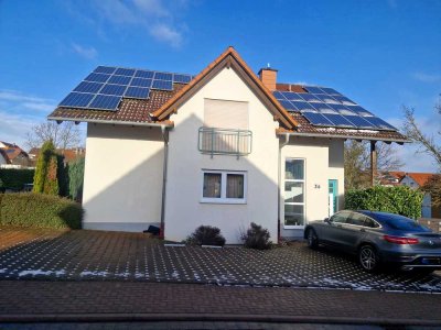 Gepflegte Helle Obergeschosswohnung 90qm mit Balkon u. 2 Stellplätzen