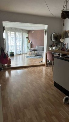 Helle, geschmackvoll möblierte 2-Zimmer Wohnung mit Balkon im 1. OG in der Unteren Bergerstraße