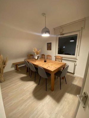 DACHGESCHOSSWOHNUNG MIT PFIFFIGEM GRUNDRISS, NEUWERTIGEM BAD, BALKON UND STELLPLATZ