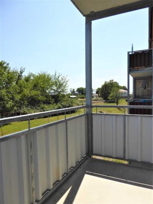 Hell und freundlich mit Balkon und Blick ins Grüne.