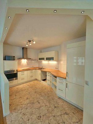 Schöne, helle 3-Zi Wohnung mit großer EBK uvm.