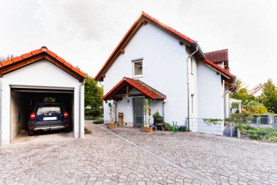 Gepflegte DHH: flexible Nutzung mit 2 Wohnungen + Einliegerapartment | Terrasse/Balkon