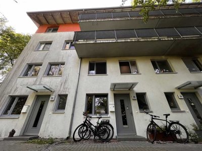 Modernes Wohnen auf zwei Etagen: Stilvolle Maisonette im Torfmoos 31