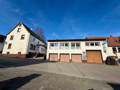 Investmentchance: Mehrfamilienhaus mit genehmigtem Erweiterungspotenzial und vielseitiger Lagerhalle