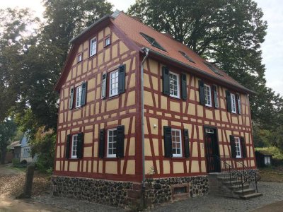 Stilvoll restauriertes Fachwerkhaus auf dem Hofgut Wickstadt