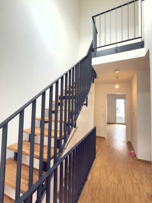 Erstbezug: tolle Maisonnette-Wohnung mit eigenem Hauseingang, Balkon, Fussb.heiz. 2 Bäder, Parkett.
