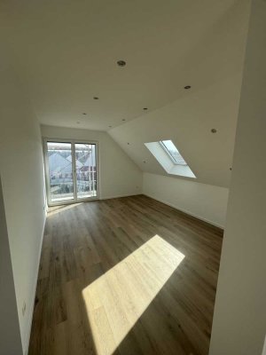 Erstbezug 3,5-Zimmer Dachgeschosswohnung im 3. OG mit Aufzug in Einsingen