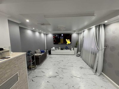 Modernisierte Doppelhaushälfte mit großem Garten, Hof, Scheune und Sommerküche.