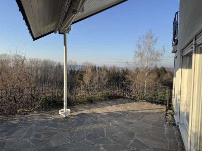Sehr großzügige Villa mit besonderer Architektur und Einliegerwohnung - 4 Garagenstellplätze inkl.