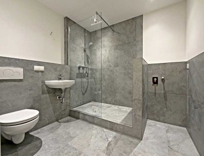 Sofort frei! Erstbezug nach Sanierung: Helle 2-Zimmer-Wohnung mit Aufzug & Loggia
