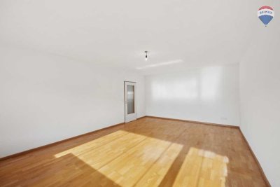Renovierte 3-Zi-WHG, 
mit Einbauküche, Balkon, 
Duplex-Platz!