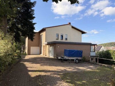 Großzügiges Zweifamilienhaus mit Potenzial in ruhiger Lage