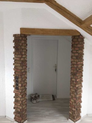 Freundliche großzügige -Dachgeschosswohnung mit geh. Innenausstattung