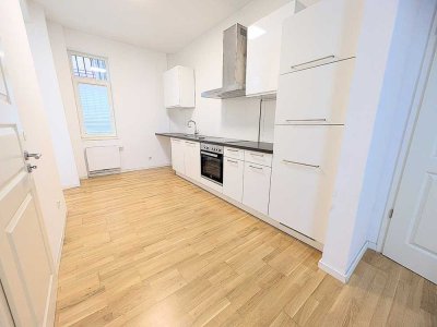 Modernisiertes Erdgeschoss-Apartment mit kleiner Terrasse und Einbauküche im Süden