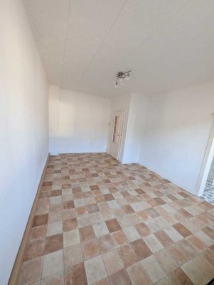 Helle 2-Zi-Whg + Balkon, 2. Stock. Ideal für Renovierer. 1. Monat MIETFREI!