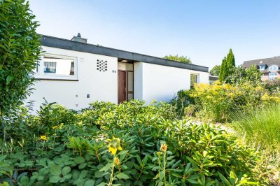 Zeitloser Bungalowklassiker auf 309 m² sonnigem Grundstück mit geschützter Atriumidylle